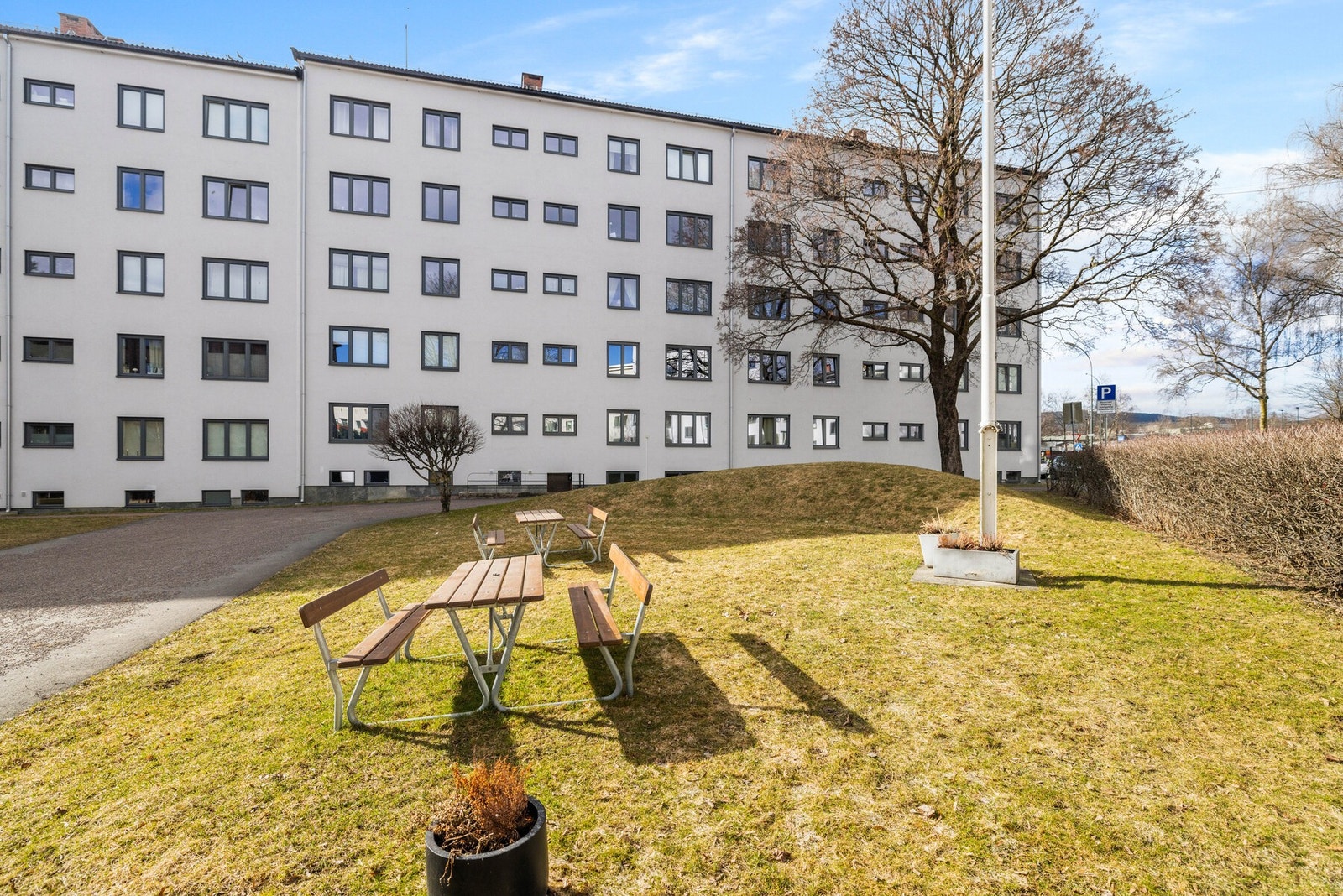 Borettslaget er svært barnevennlig, med bl.a. egne barnevogngarasjer på bakkeplan og flere lekeplasser. Galleribilde