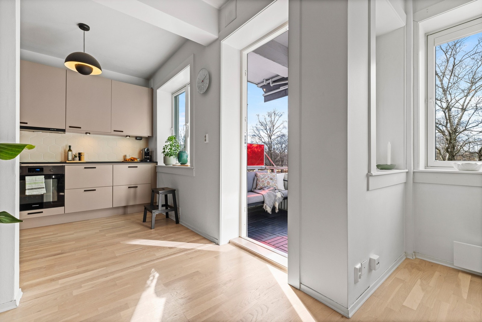 Fra stuen er det utgang til en herlig balkong. Galleribilde