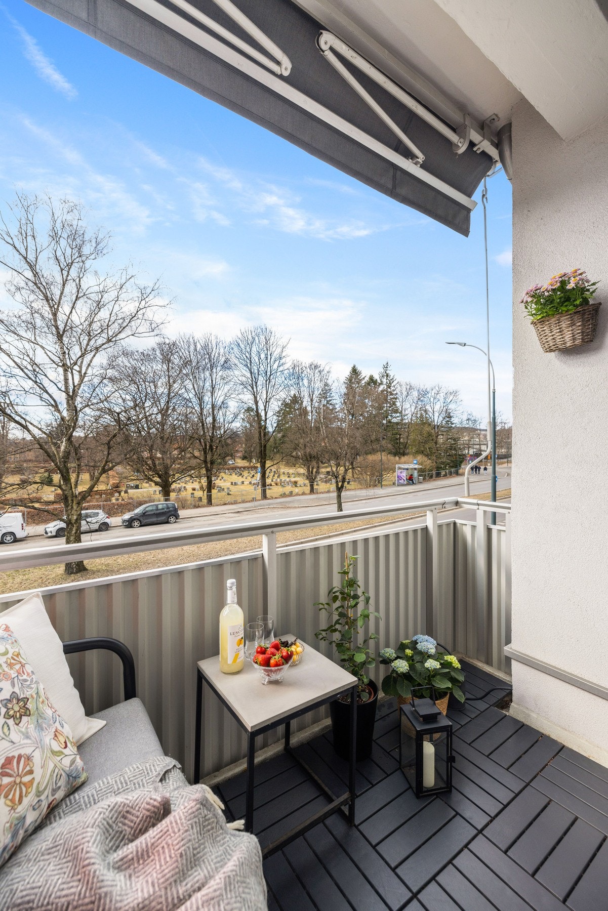 På balkongdekke er det lagt lekre plastfliser. Galleribilde