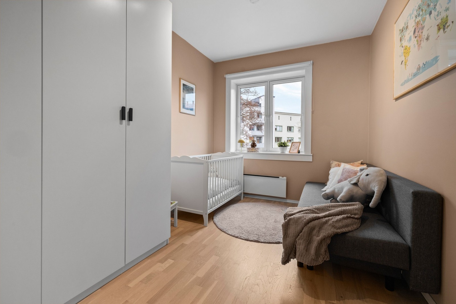 Soverom 2 er også romslig. Det er plass til dobbeltseng. Galleribilde