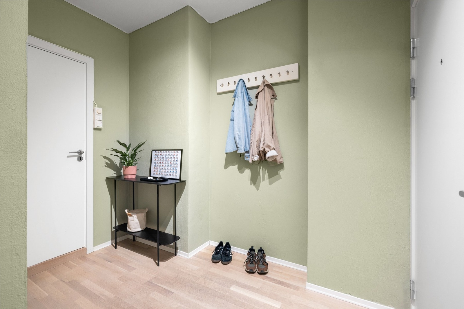 Lys og innbydende entré med plass for å henge fra seg yttertøy. Galleribilde