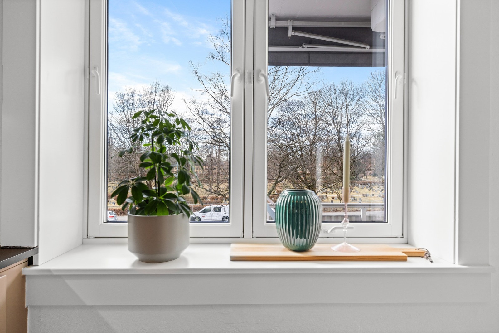 Hyggelig utsyn fra kjøkkenvinduet. Galleribilde