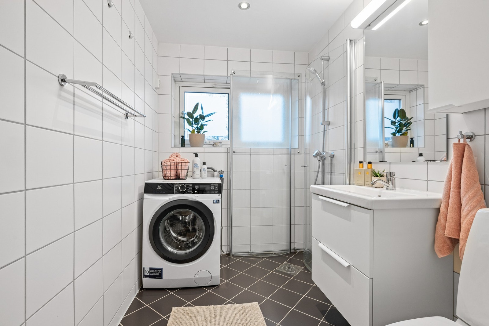 Delikat, flislagt bad med gulvvarme og opplegg for vaskemaskin. Badet ble pusset opp i regi av borettslaget i 2007/2008. Galleribilde