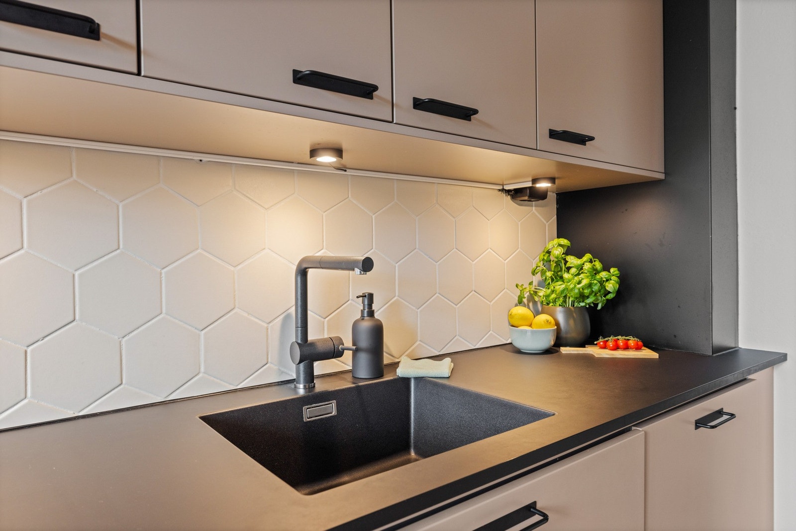 Legg merke til de flotte detaljene; underlimt oppvaskkum i sort, sorte spotter, og lekre veggfliser. Her er ingenting overlatt til tilfeldighetene! Galleribilde