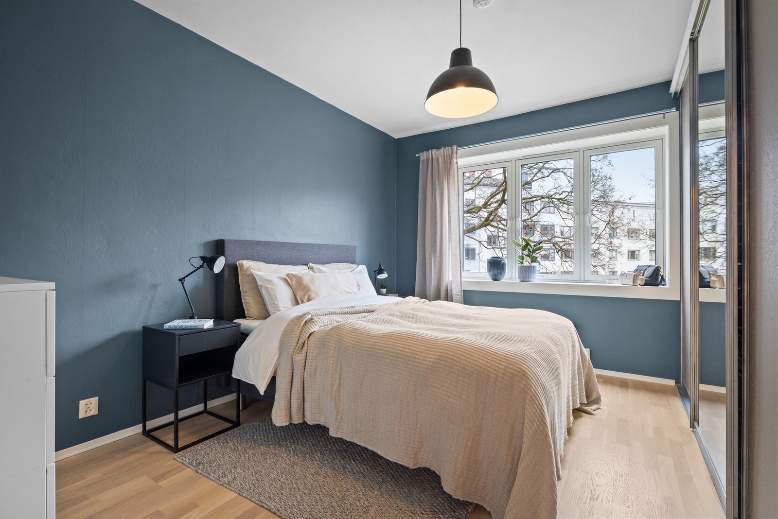 Boligens hovedsoverom er av god størrelse, med god plass til dobbeltseng og tilhørende nattbord. Galleribilde