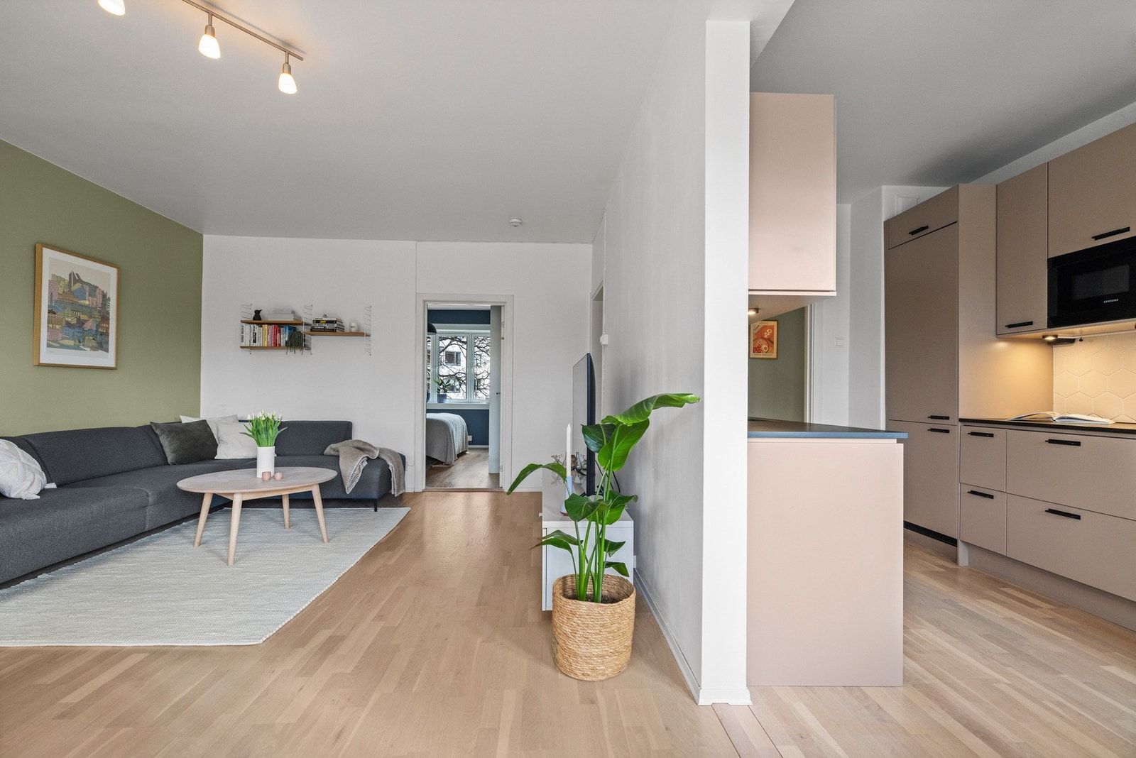 Kjøkkenet er praktisk plassert i delvis åpen løsning til stue. Dette gjør boligen sosial, samtidig som du får et skille mellom matlaging og avslapping i stuen. Galleribilde