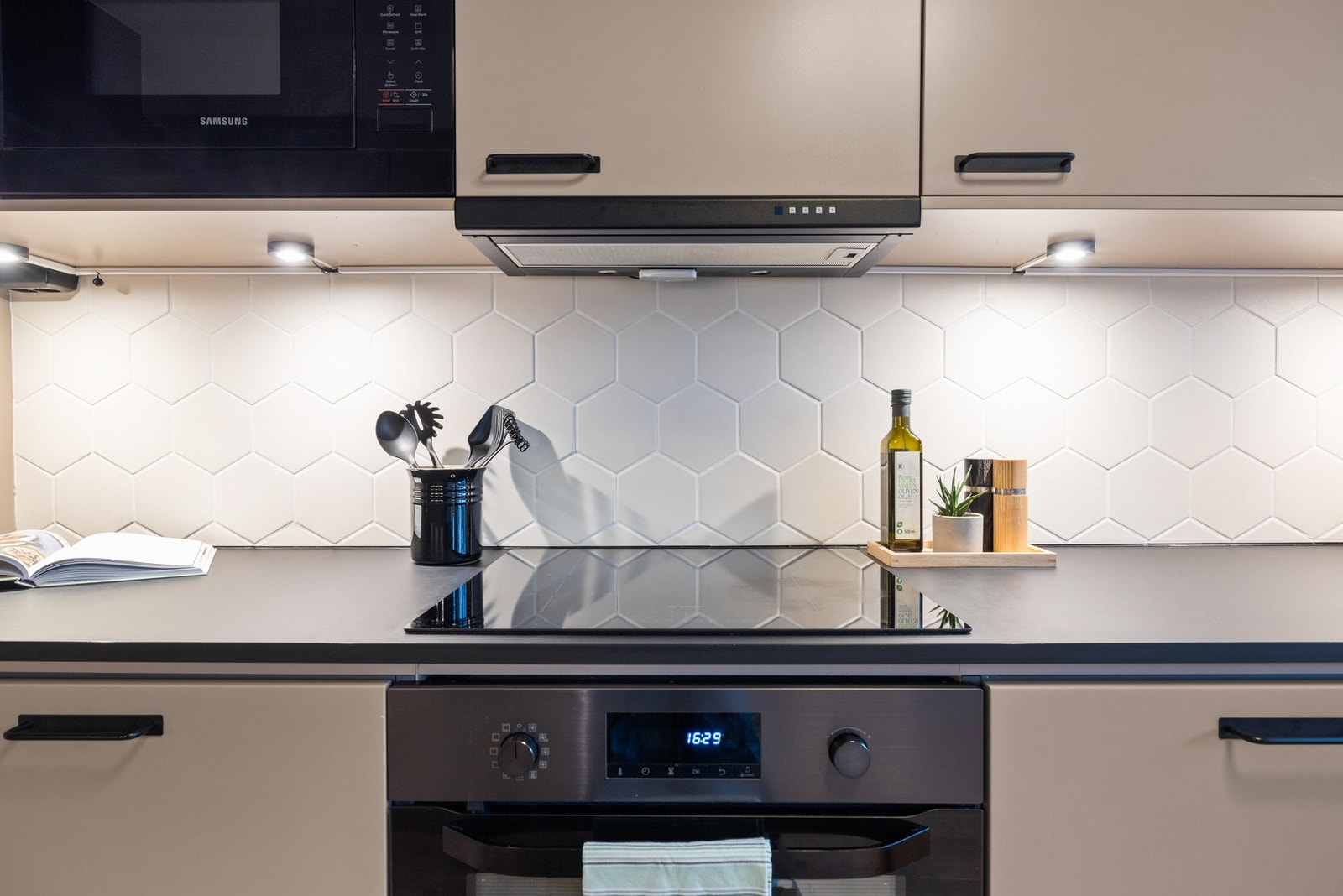 Integrert kjøl/fryseskap, oppvaskmaskin, stekeovn og induksjon platetopp. Alle integrerte hvitevarer medfølger. Galleribilde