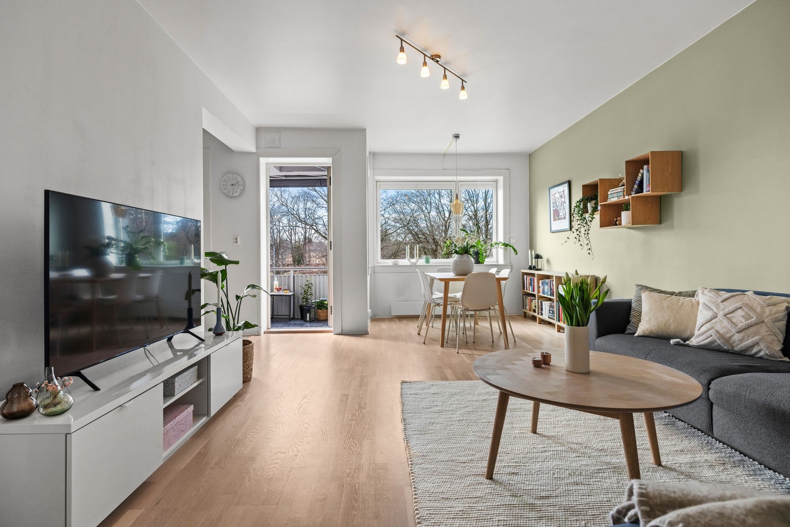 Boligens stue er romslig og lys. Alle rommene er malt i behagelige og tidsriktige farger. Galleribilde