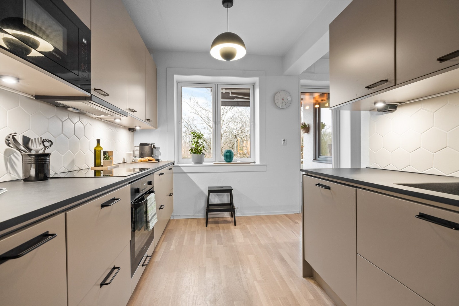 Her har du godt med skap- og benkeplass langs to vegger. Galleribilde