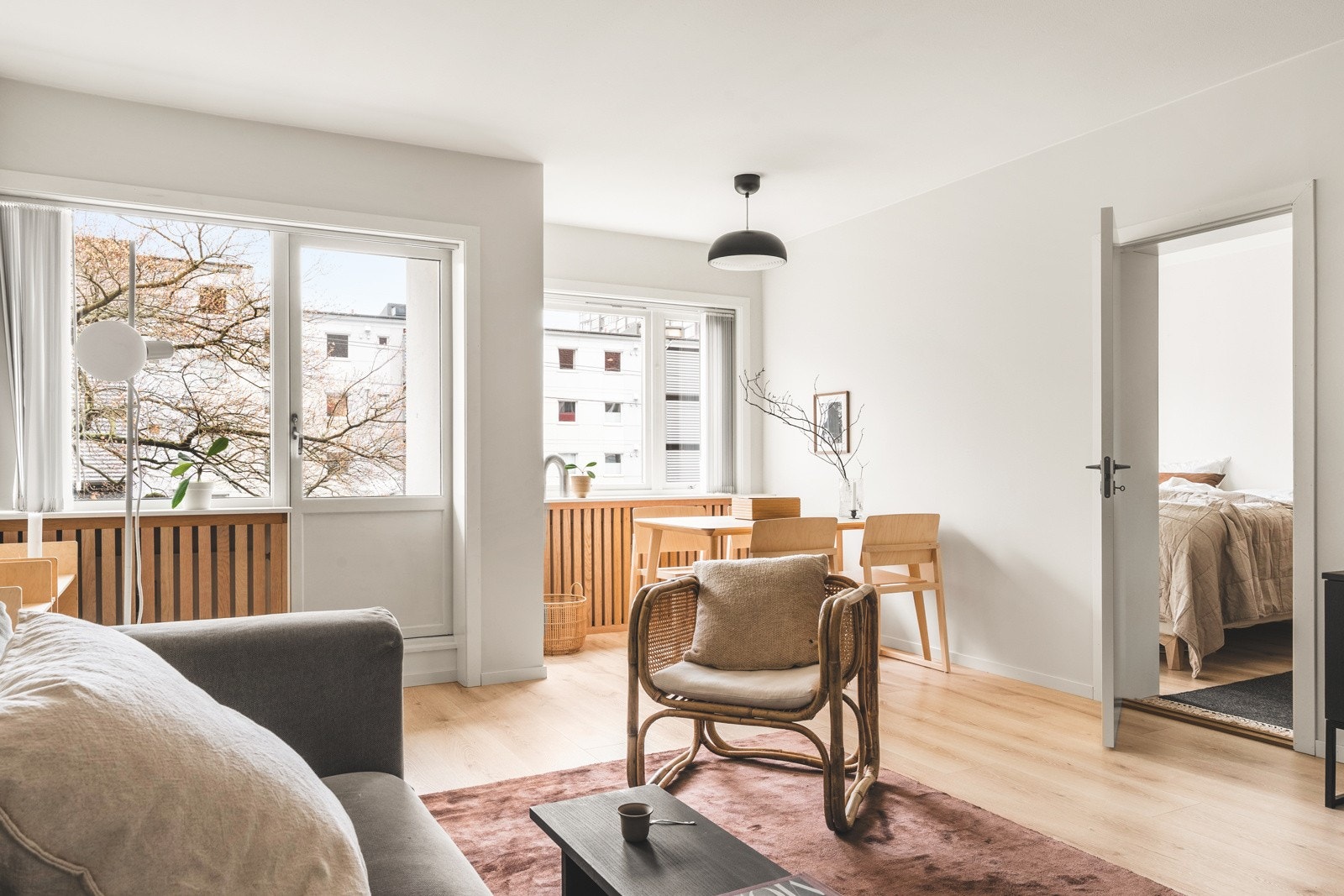 Det er en radiator i stuen som avgir godt med varme. Sentralvarme og varmtvann er inkludert i felleskostnadene. Galleribilde