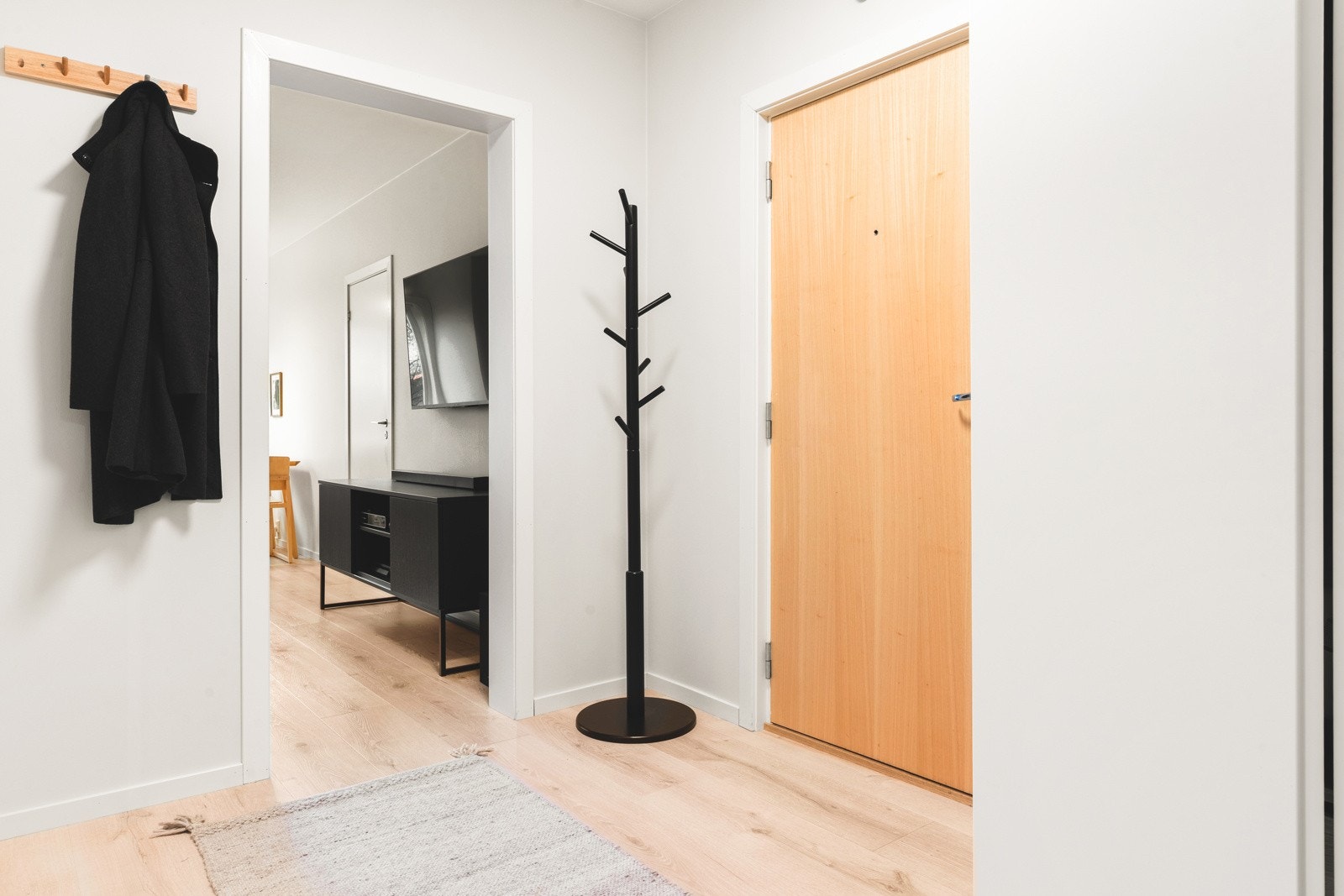 Det er også verdt å nevne at det følger med to store eksterne boder. Det er et nyoppusset treningsrom i borettslaget. Galleribilde