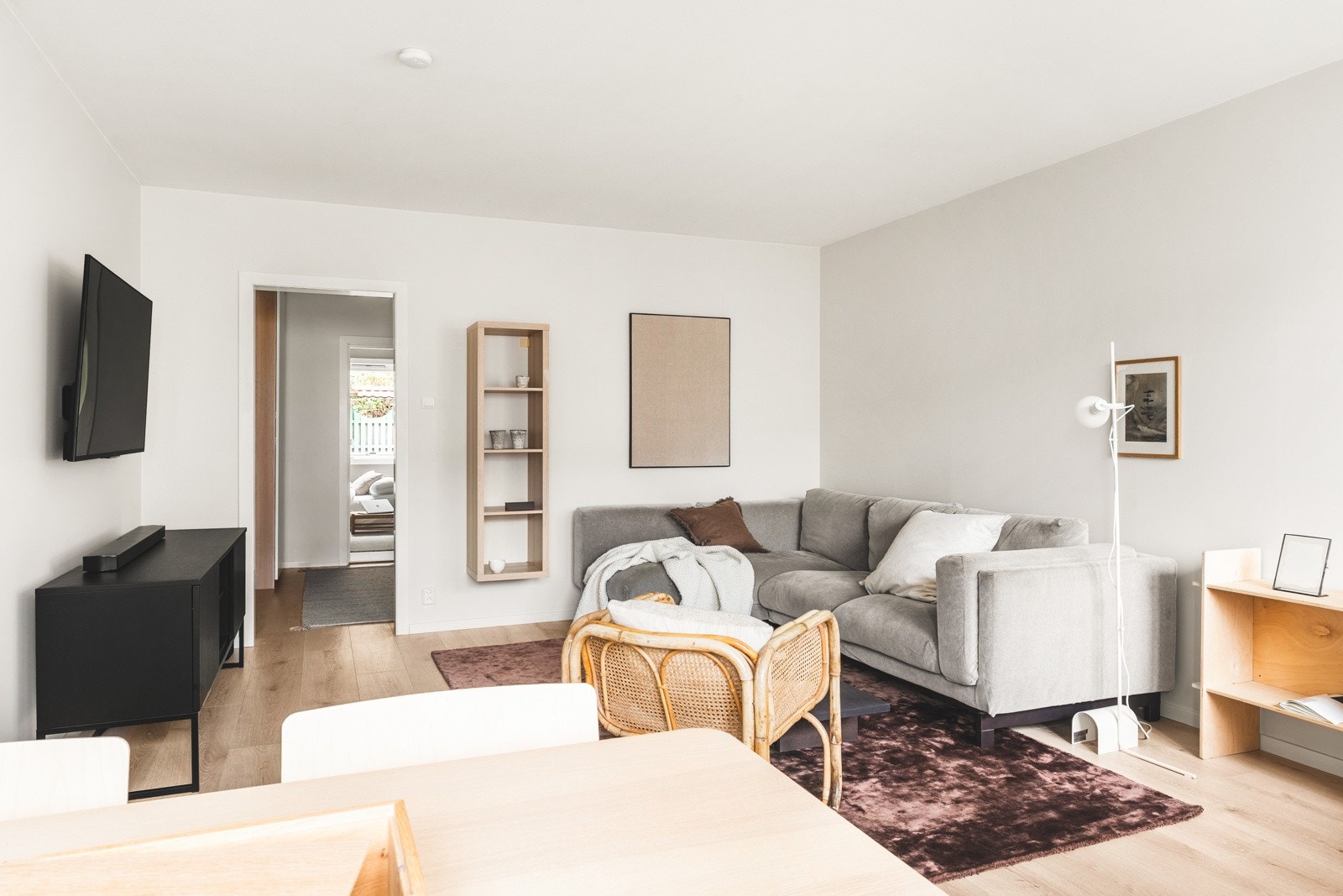 Vi starter i den moderne stuen. Her er det rikelig med plass til sofakrok og ønskelig møblement. Galleribilde