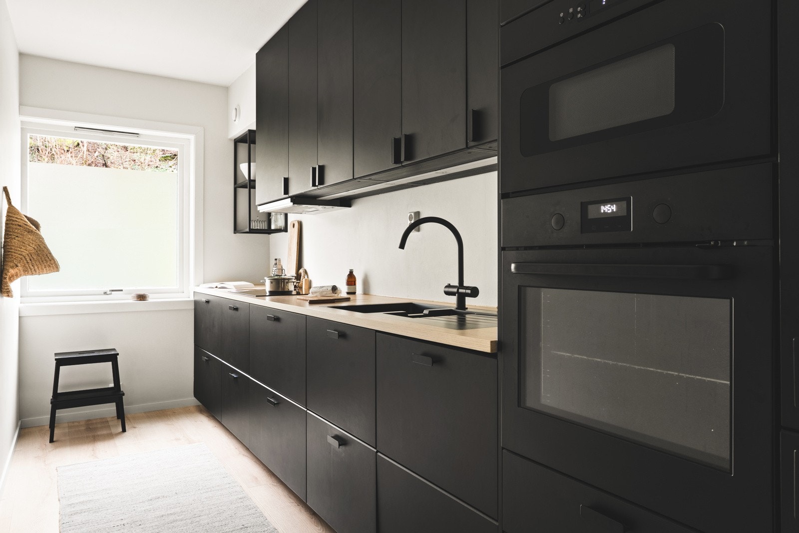 Rålekkert kjøkken med høykvailitets hvitevarer som medfølger handelen. Galleribilde