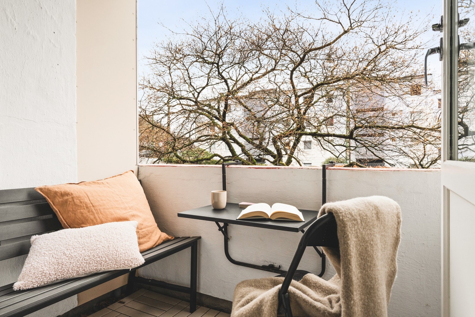 Dette er en nyoppusset (2019-2020) 3-roms leilighet med høy standard, egen balkong, og en ettertraktet beliggenhet! Galleribilde