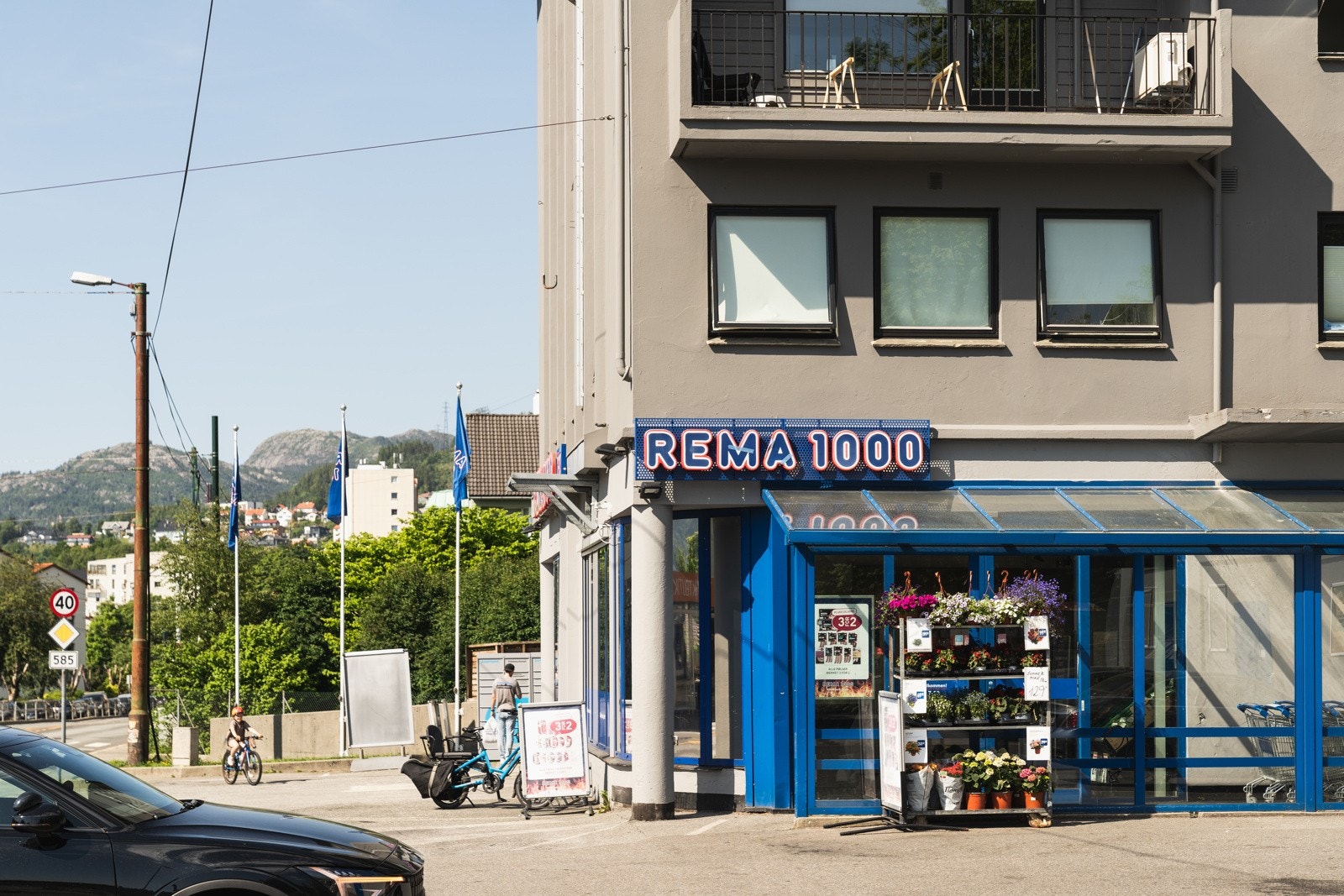 Rema 1000 Nattlandsveien er en kort gåtur unna leiligheten. Galleribilde