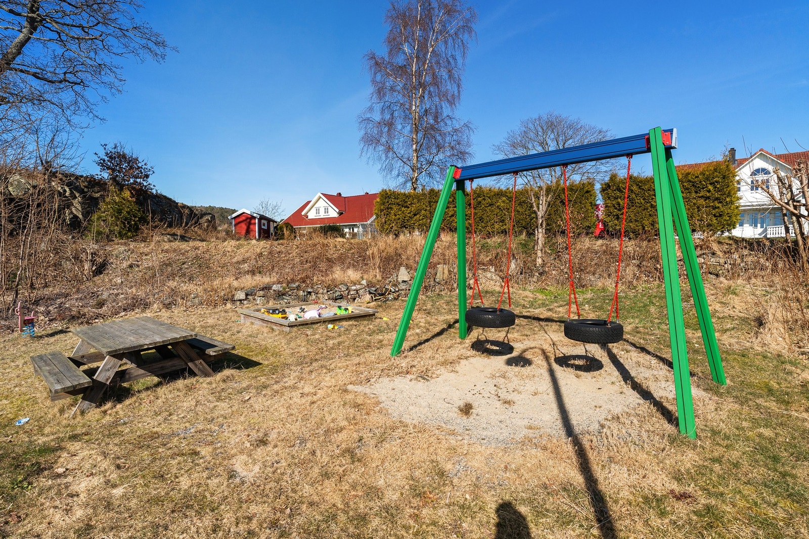 - Lekeplass i nærheten for de aller minste | Fint samlingspunkt for både store og små - Galleribilde