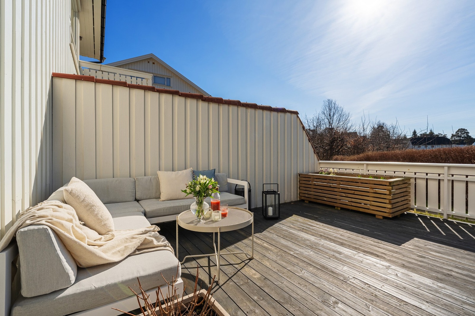 - Fra stuen er det direkte utgang til stor, solrik uteplass - Galleribilde