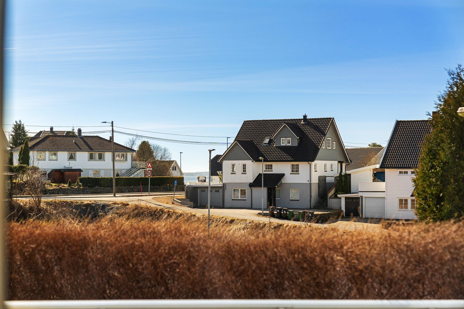 - Sjøgløtt fra leiligheten/uteplassen på de fineste dagene - Galleribilde