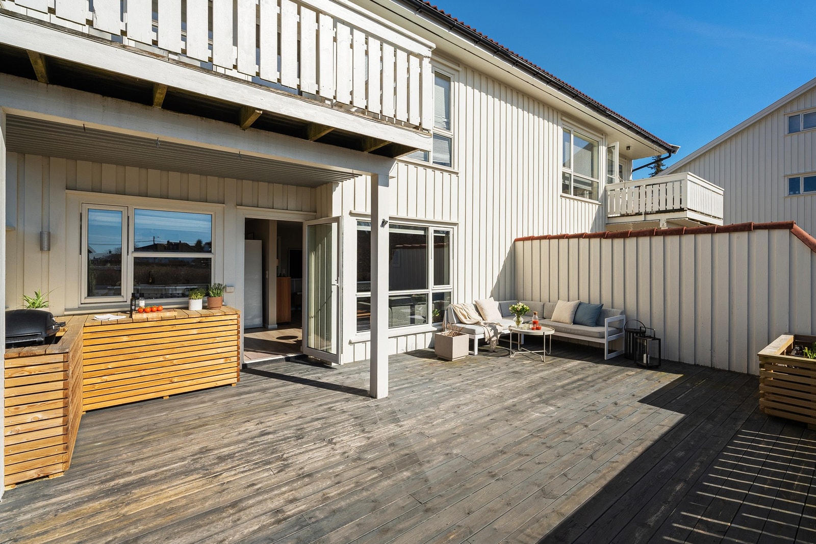 - Terrassen måler hele 38kvm og her sitter man usjenert og skjermet - Galleribilde