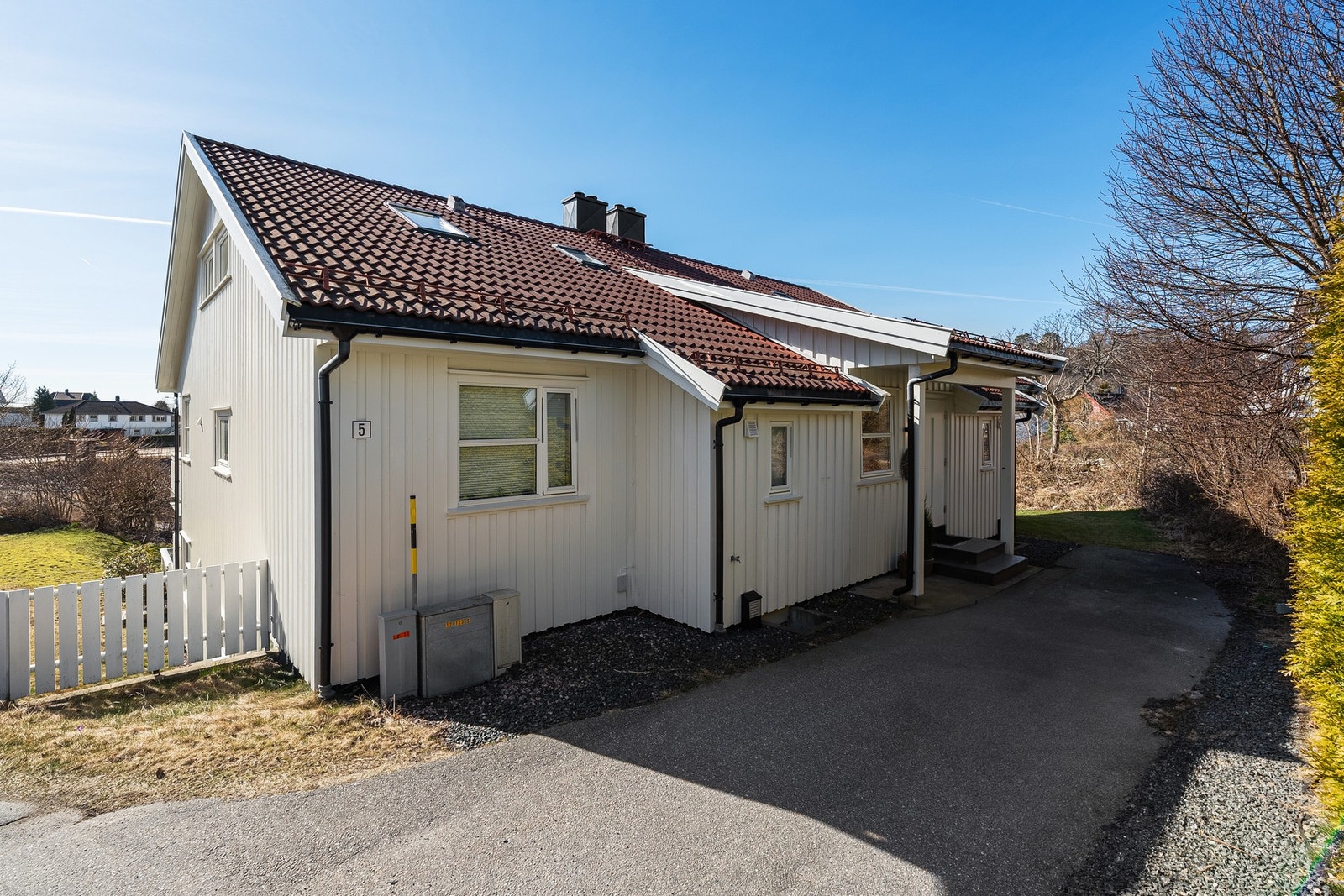 - Leiligheten er en del av en firemannsbolig og ligger på enden/hjørnet | Man har også muligheten til å komme seg til leiligheten på baksiden ved å komme seg inn via terrassedøren - Galleribilde