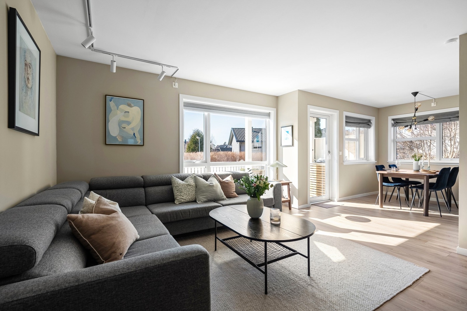 - Flere vinduer i stuen som skaper godt med naturlig lysinnslipp - Galleribilde