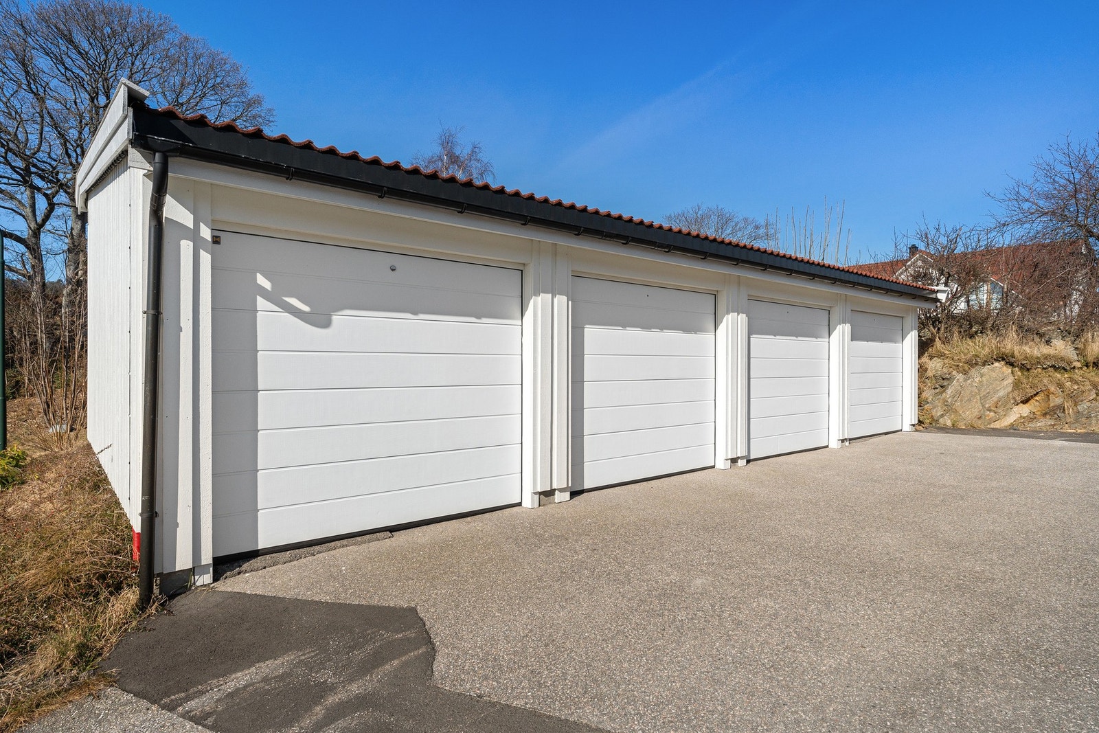 - Garasje i rekke | Det ligger klart til å koble seg opp til elbil lader i egen garasje - Galleribilde
