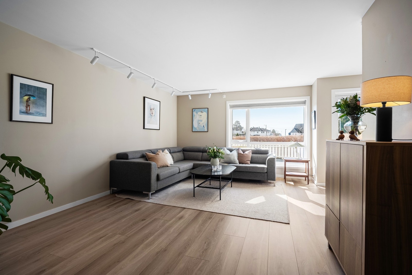 - Stuen fremstår som romslig med god plass til sofagruppe og tilhørende møbler - Galleribilde