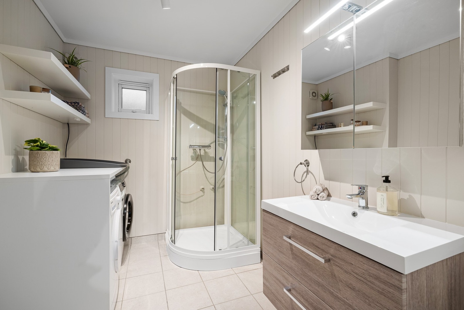 - Meget pent bad | Rommet er pusset opp i form av maling, baderomsinnredning er skiftet for et mer moderne preg | Ellers, praktisk opplegg for vaskemaskin/trommel - Galleribilde