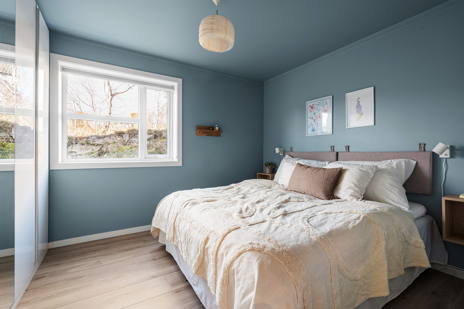 - Leiligheten har to gode soverom | Hovedsoverommet er av meget romslig størrelse og det et malt i behagelig fargevalg - Galleribilde