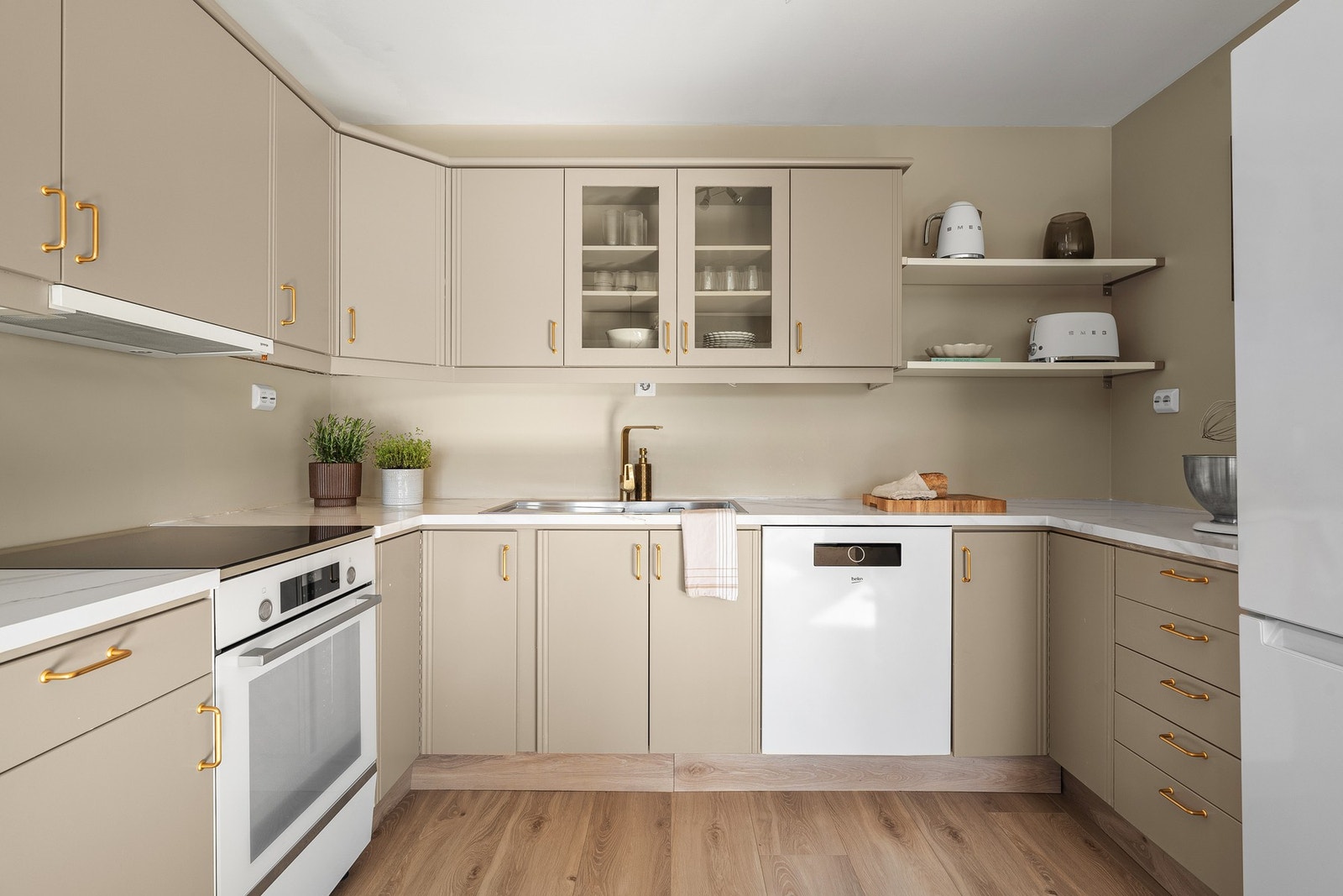 - Kjøkkenet er malt i senere tid, som gjør at det fremstår som meget tiltalende og moderne - Galleribilde