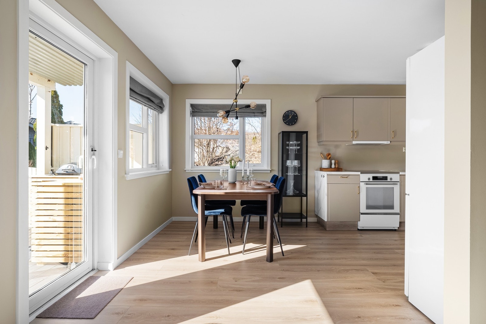 - Delvis åpen stue/kjøkkenløsning | God plass til spisebord - nærme kjøkken, som også gjør det enkelt for servering - Galleribilde