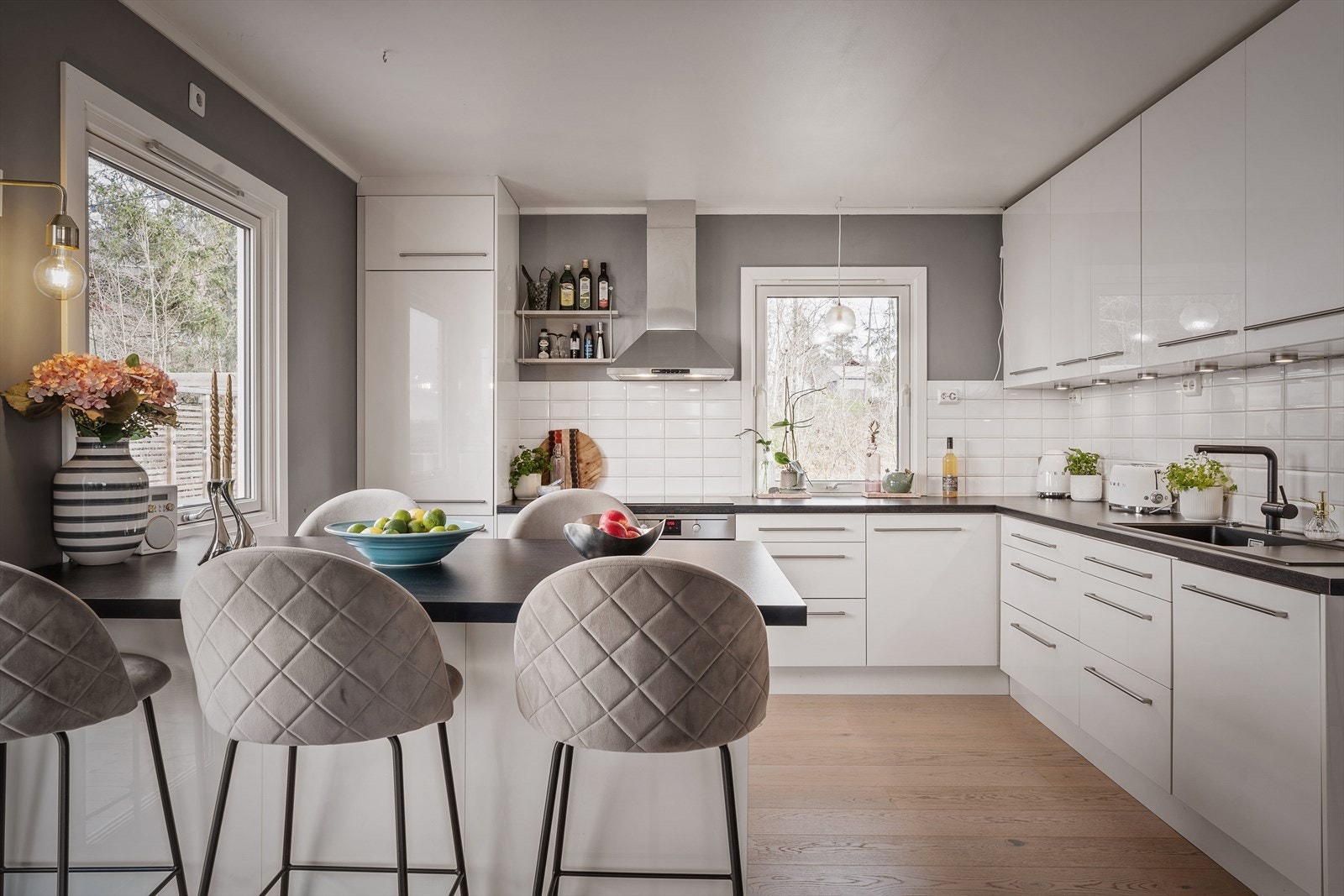 Plassen er godt nyttet med skap- og benkeplass. Galleribilde