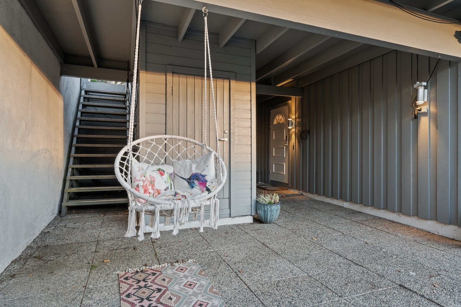 Stor platting av belegningsstein ut for underetasjen på ca. 83m². Galleribilde