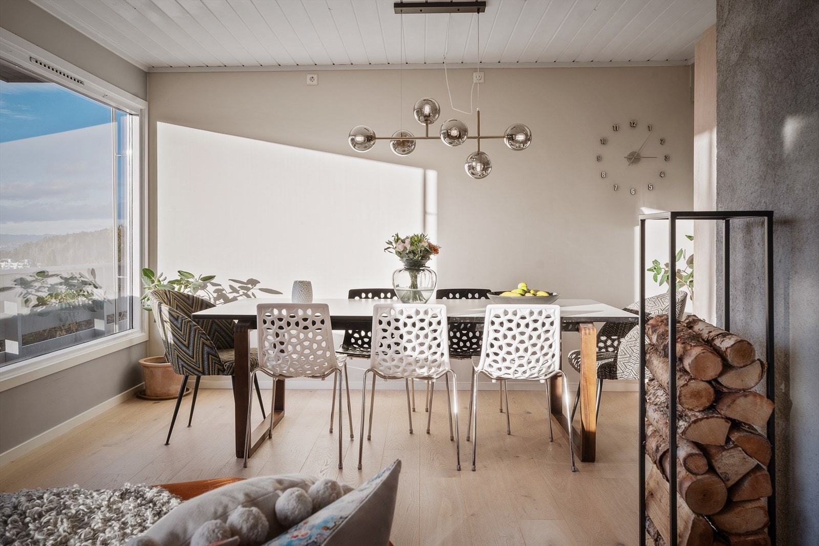 Spisestuen skaper et naturlig skille mellom kjøkken og tv-stue. Galleribilde