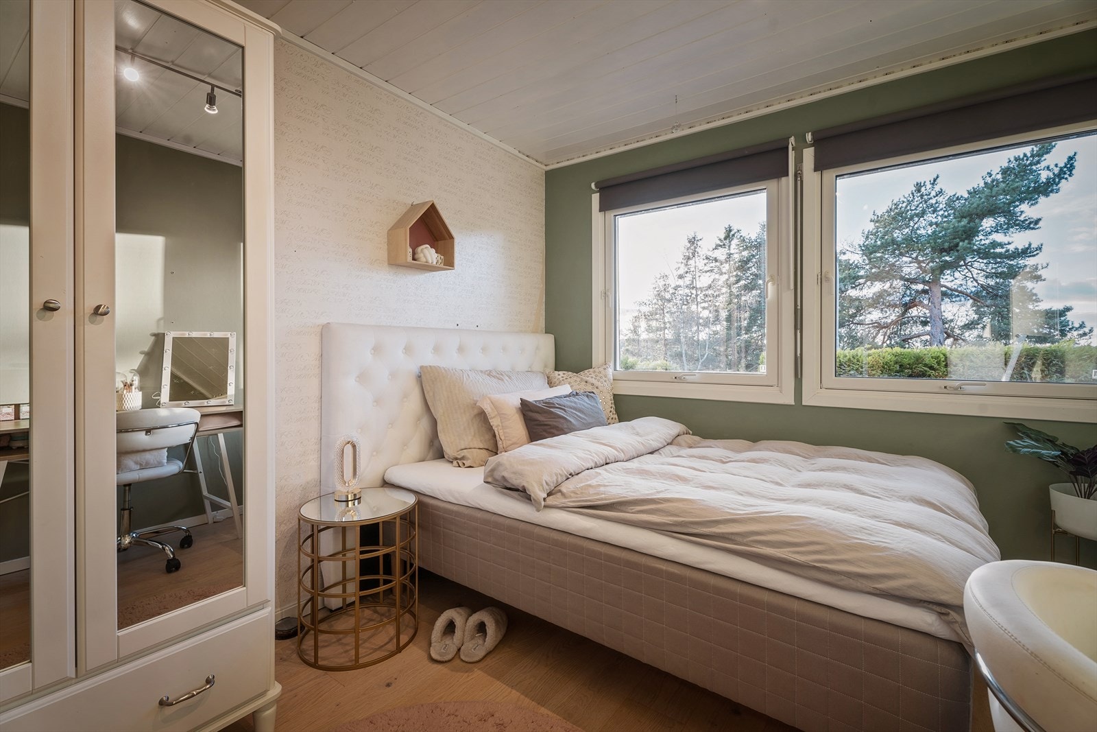 Soverom III med stort garderobeskap og pultløsning. Galleribilde