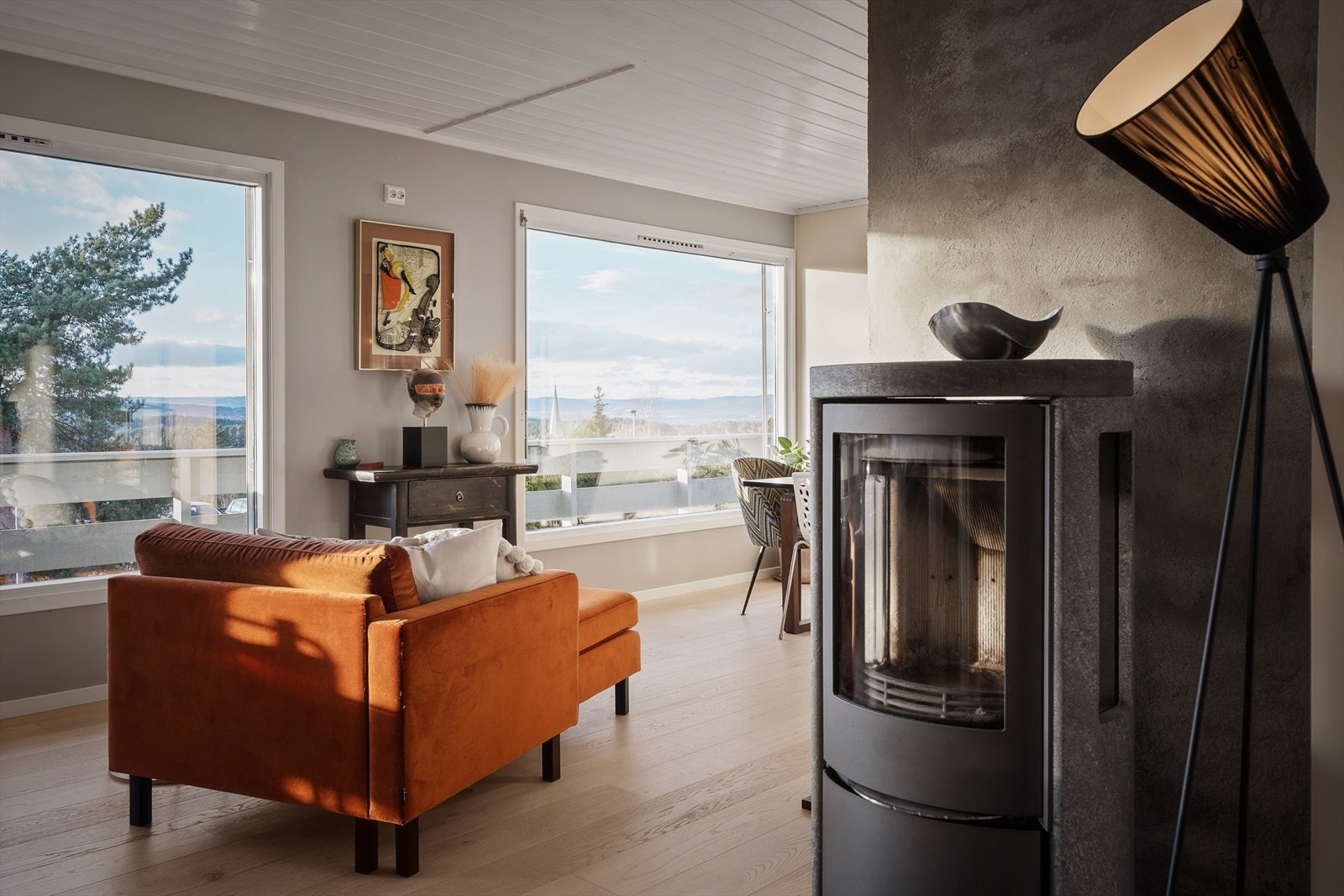 Peis sørger for lun atmosfære og rikelig med varme på kaldere dager. Galleribilde