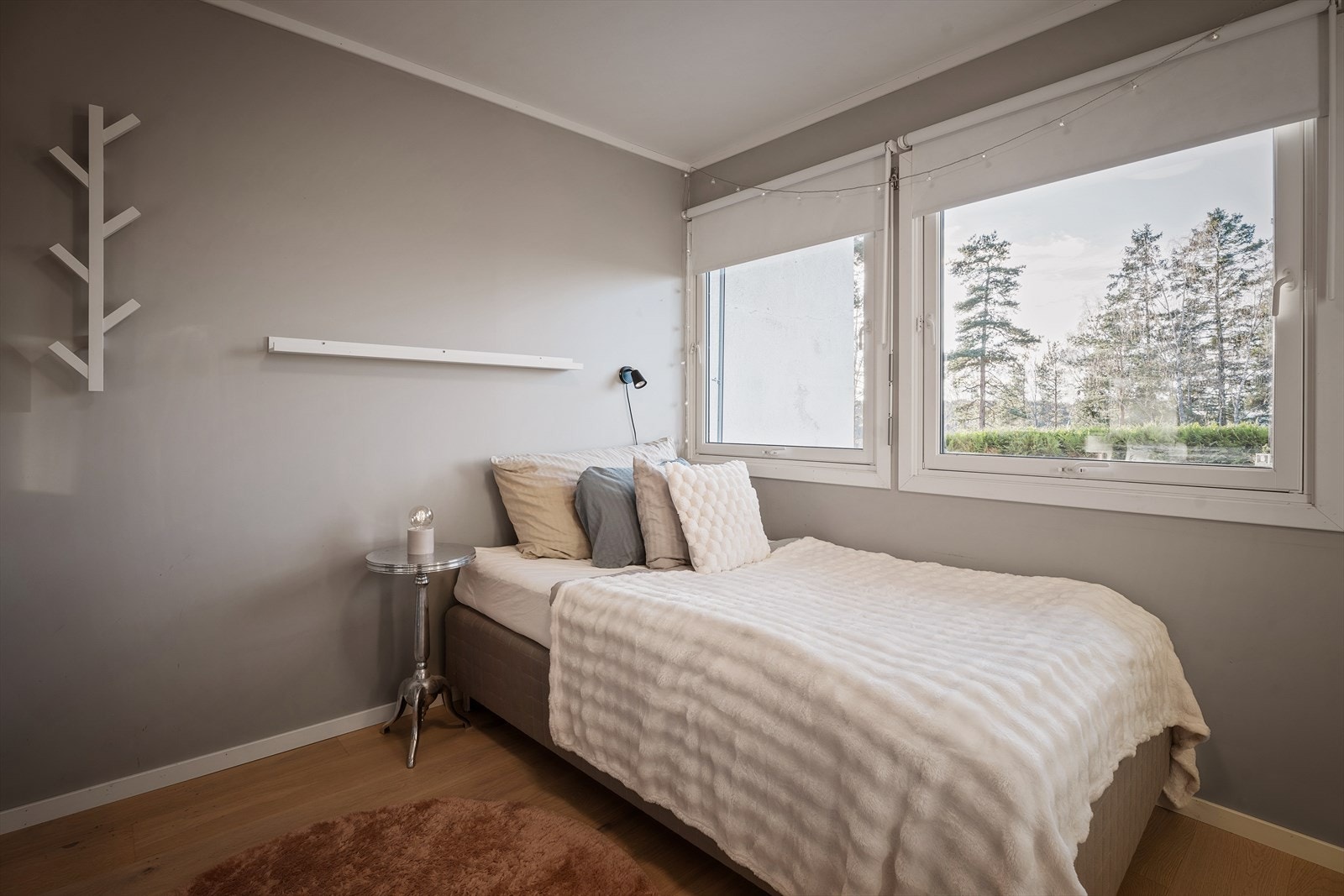 Rommene er av god størrelse med plass til dobbeltseng og garderobeskap. Soverom I. Galleribilde