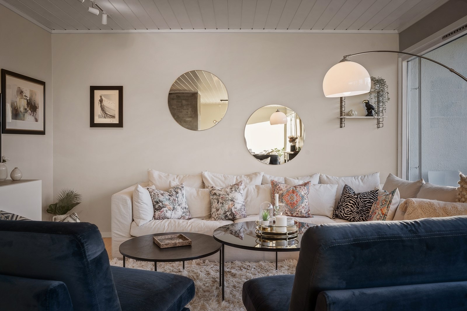 Hyggelig og lys stue i delvis åpen løsning mot spisestuen og kjøkkenet. Galleribilde