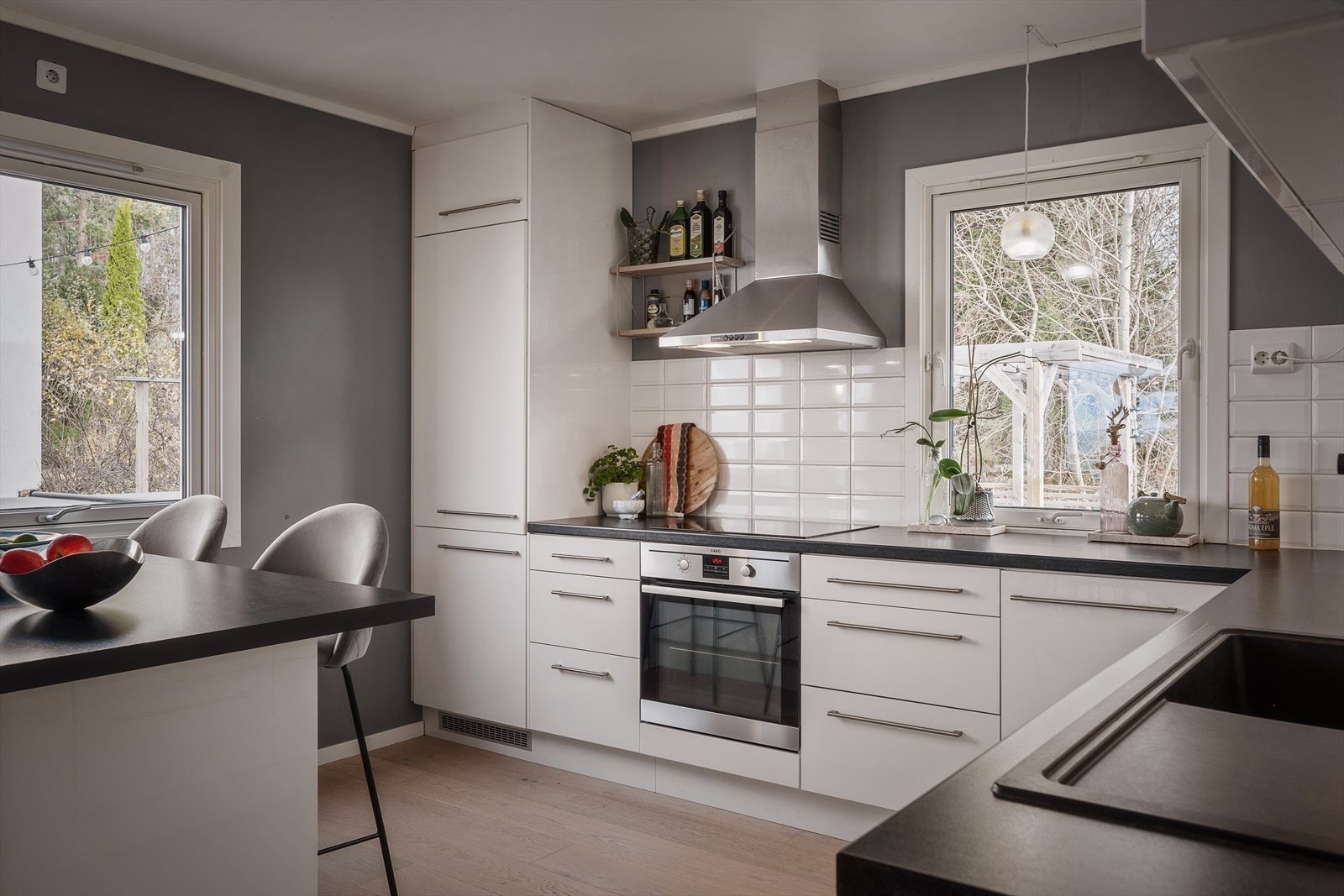 Videre har kjøkkenet fritthengende kjøkkenventilator i stål med rør til yttervegg over stekesonen. Galleribilde