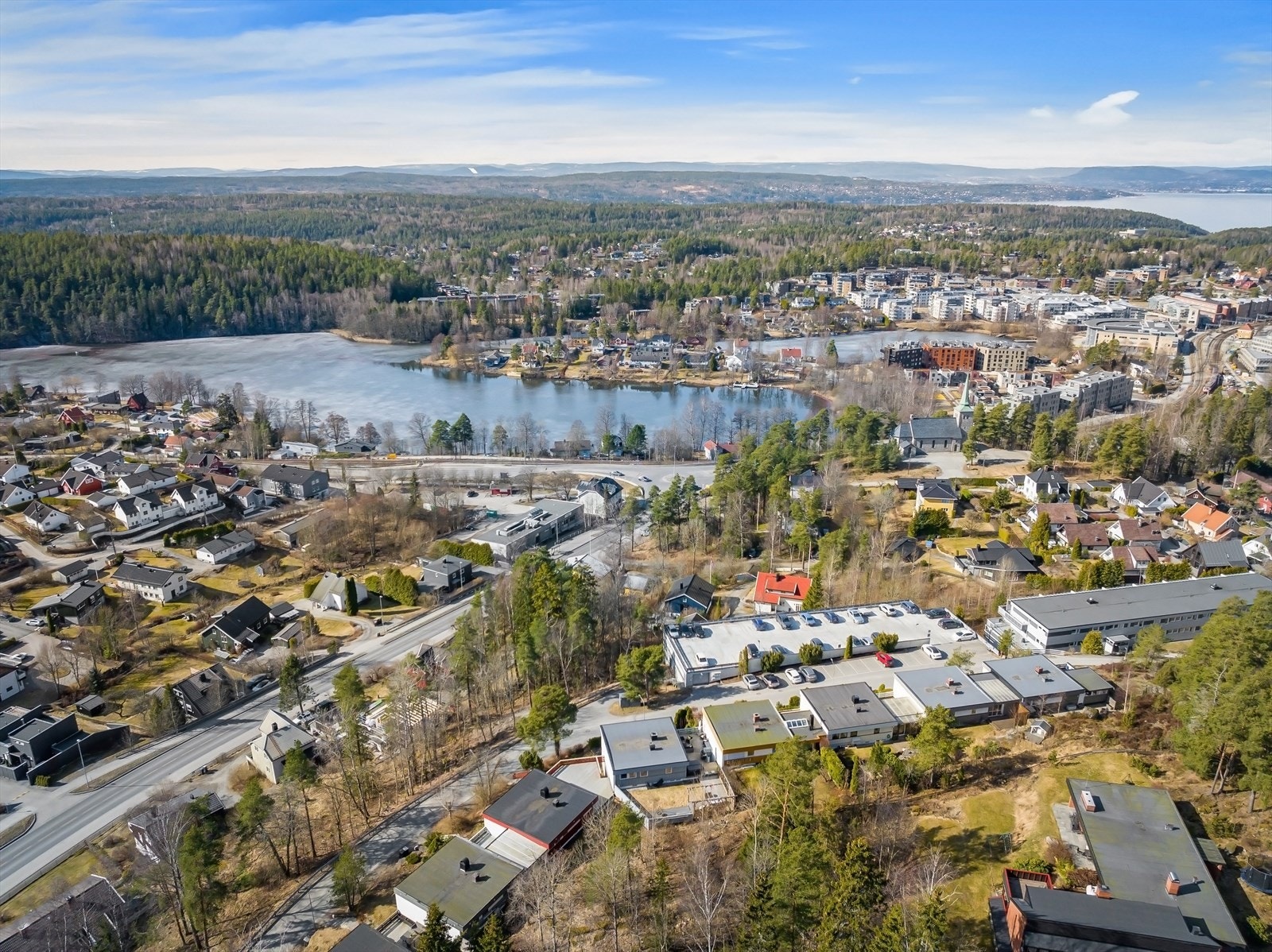 Her har vi gleden av å presentere en nydelig enebolig i kjede som ligger på en høyde over Kolbotn sentrum med fantastisk utsikt. Disse boligene kommer svært sjeldent for salg så her har du virkelig mulighet til å sikre deg drømmeboligen. Galleribilde
