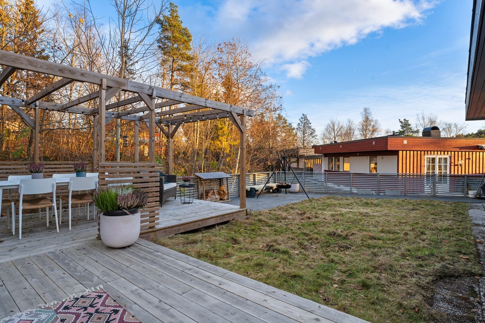 Terrassen er av god størrelse med flere soner hvor man enkelt kan innrede med flere sittegrupper, jacuzzi, planter og grill. Galleribilde