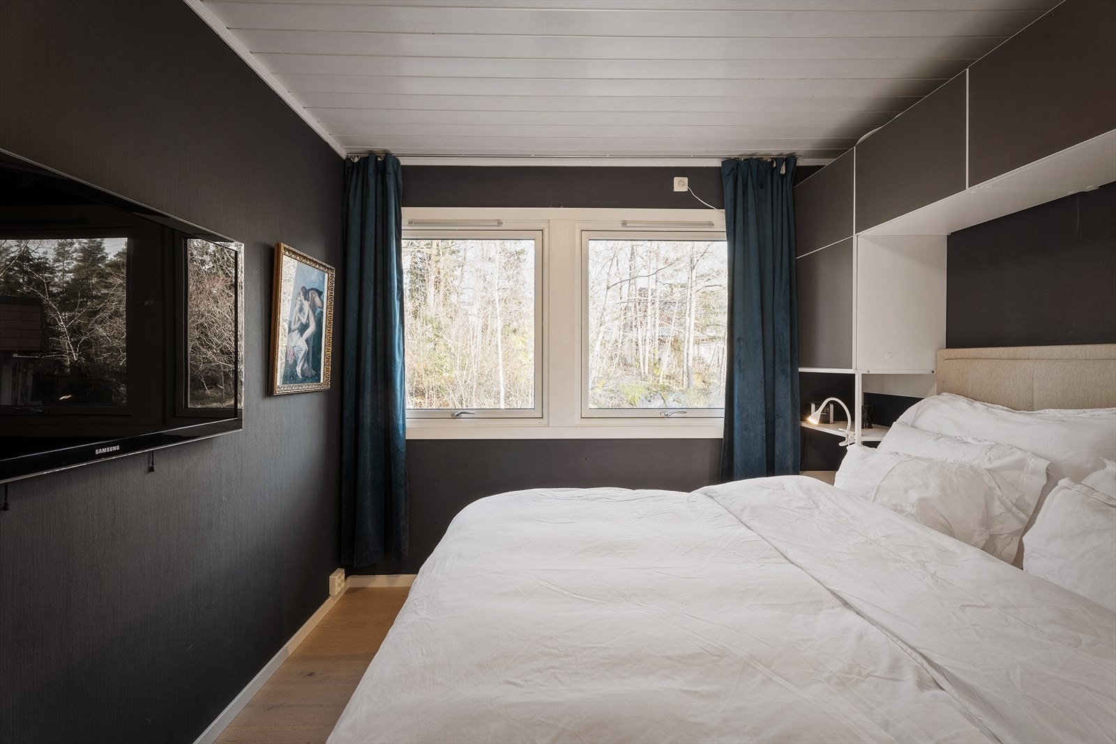 I hovedetasjen finner man et soverom av meget romslig størrelse. Rommet har god plass til dobbeltseng med nattbord på begge sider og stor garderobeløsning. Galleribilde