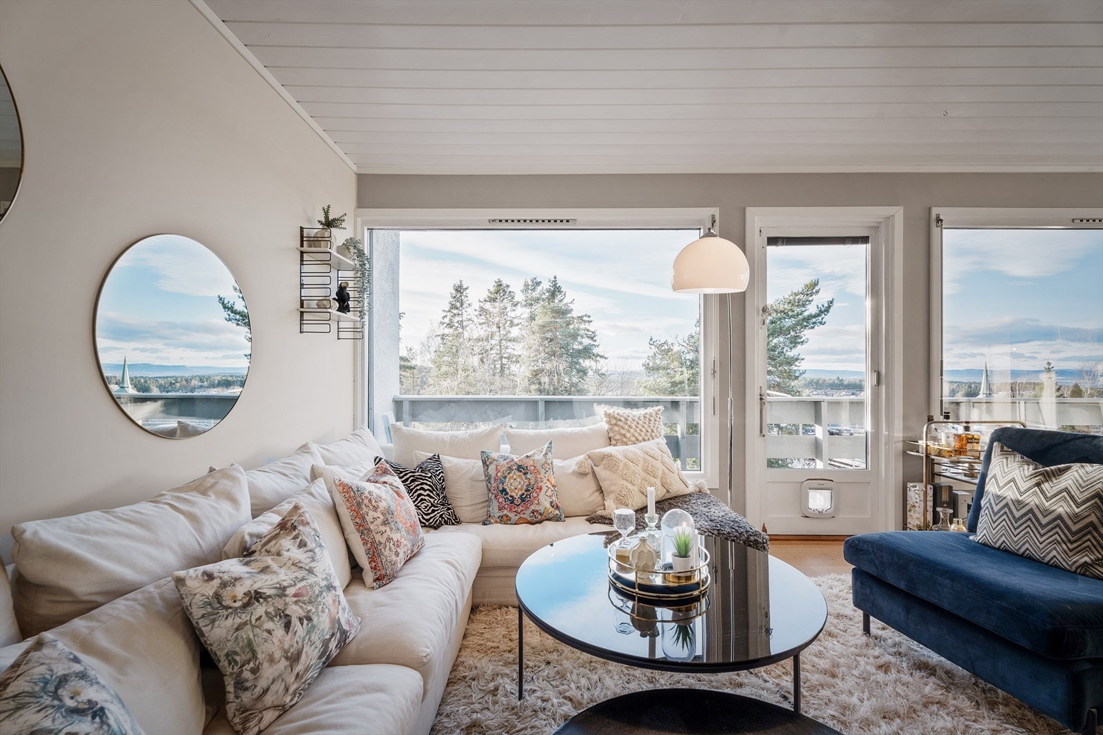 Hyggelig og lys stue i delvis åpen løsning mot spisestuen og kjøkkenet. Galleribilde