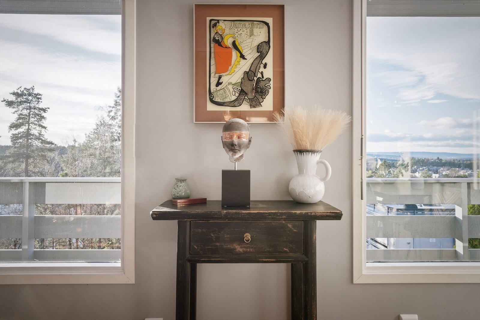 Det er nydelig utsikt fra flere av vindusflatene i stuen. Galleribilde