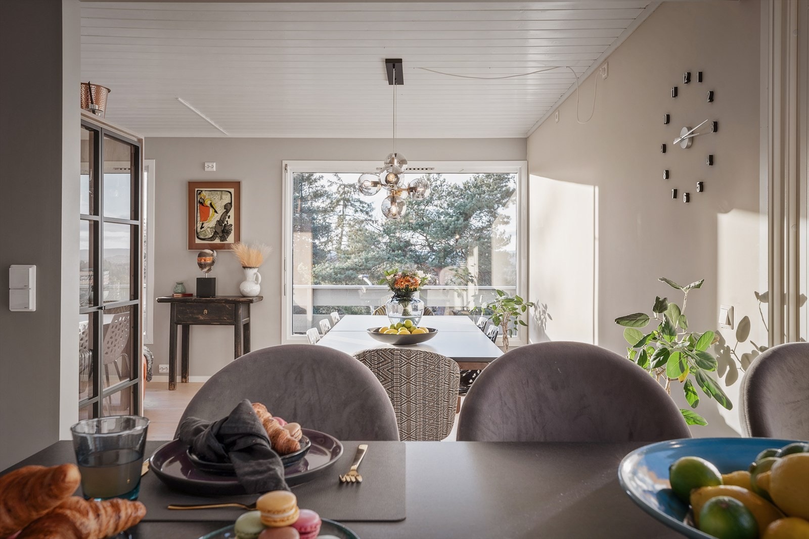 Sosial kjøkkenøy som gjør det enkelt å underholde gjestene under matlagingen. Galleribilde