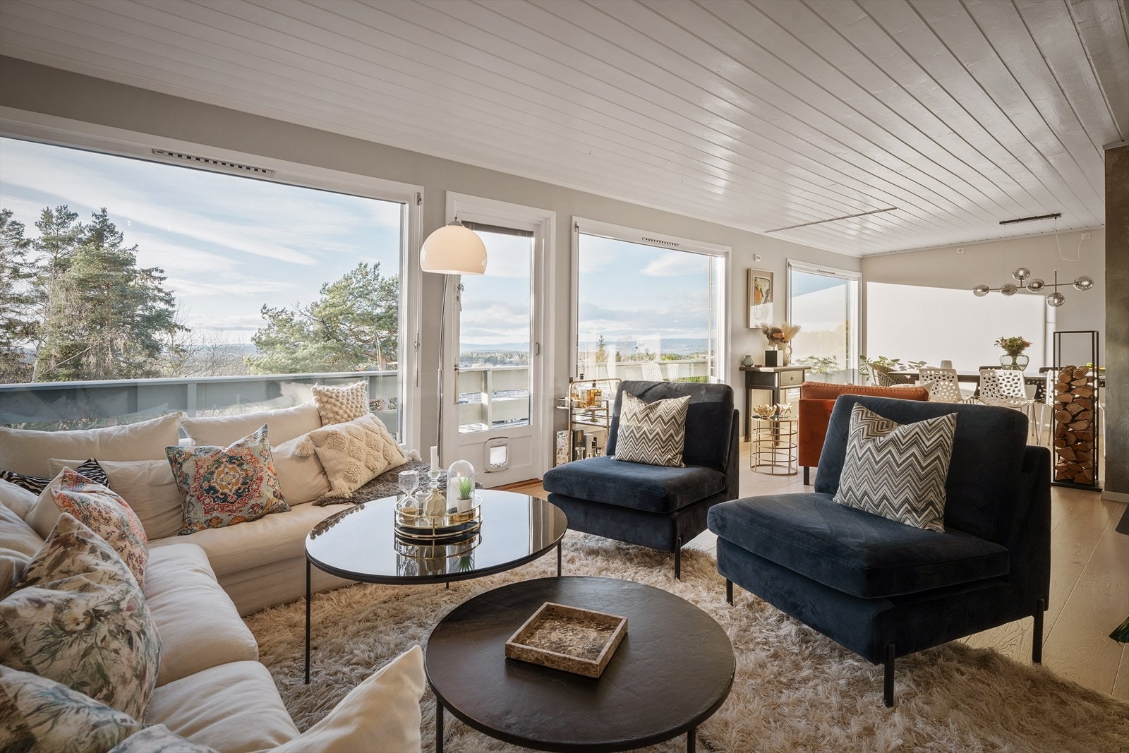 Boligen holder en gjennomgående god standard med nyere kjøkken, bad og overflater. Galleribilde