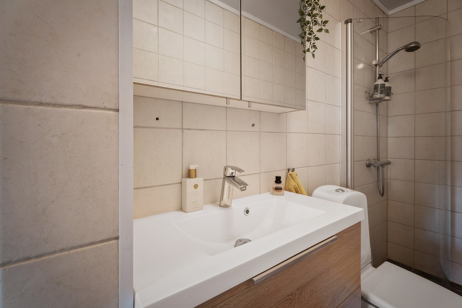 Badet har flislagte overflater og malte plater i taket. Det er varmekabler i gulvet. Badet har naturlig avtrekk, tilluft fra spalte i dør. Galleribilde