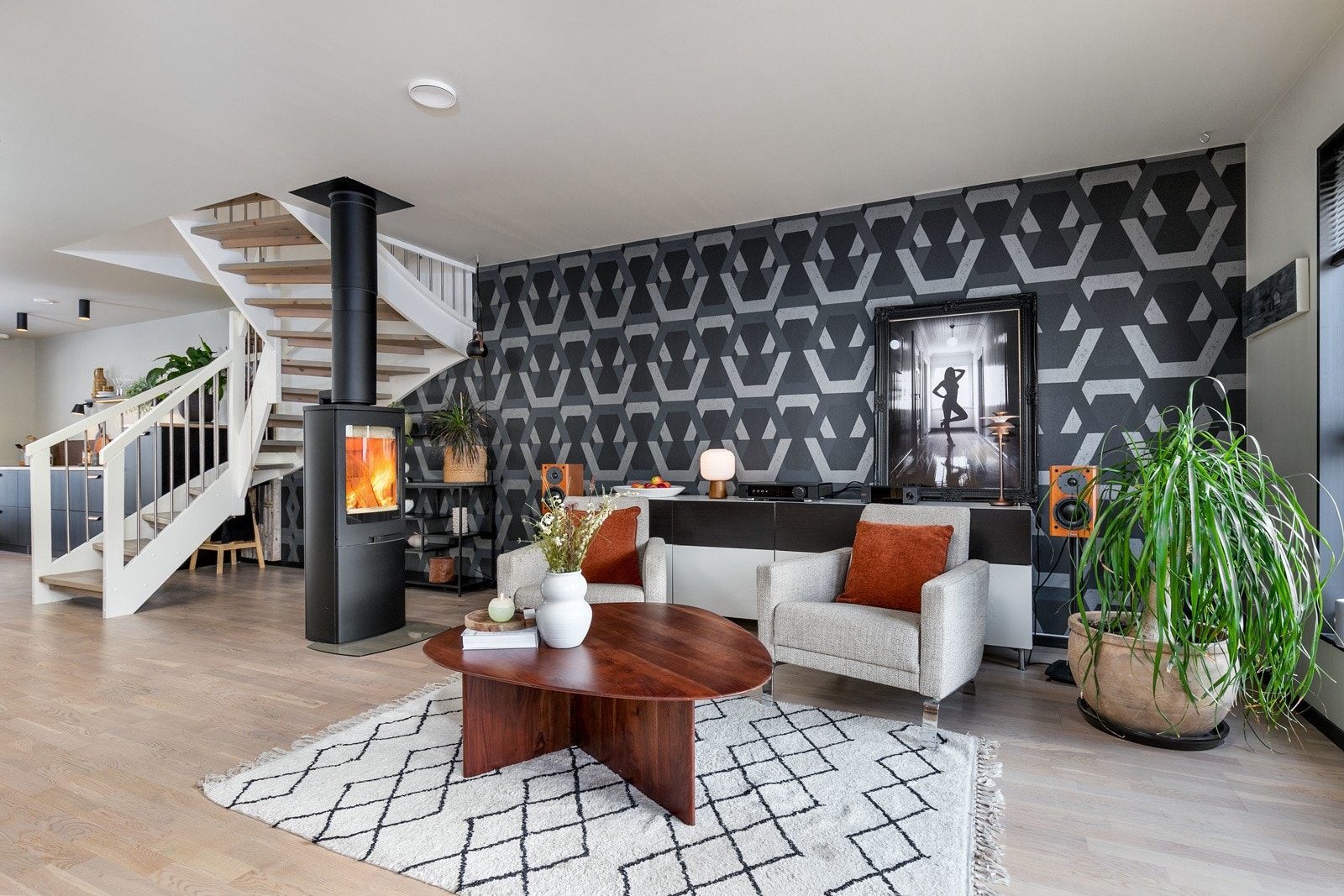 Det er installert en moderne peisovn med glassdør som avgir varme og skaper en god atmosfære i rommet. Galleribilde