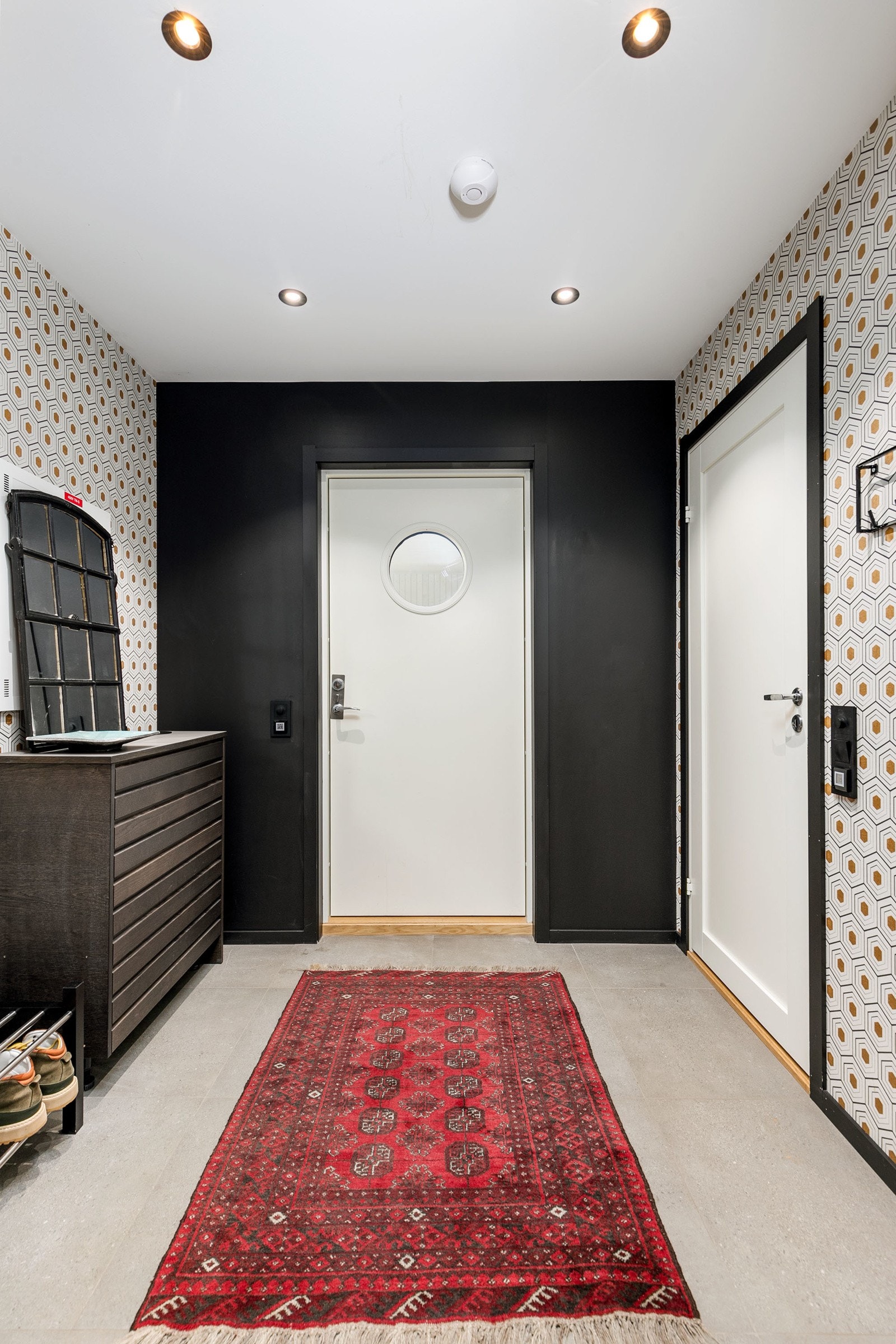 Velkommen inn til en stilfull gang med flislagt gulv med gulvvarme som skaper en varm og innbydende atmosfære. Galleribilde