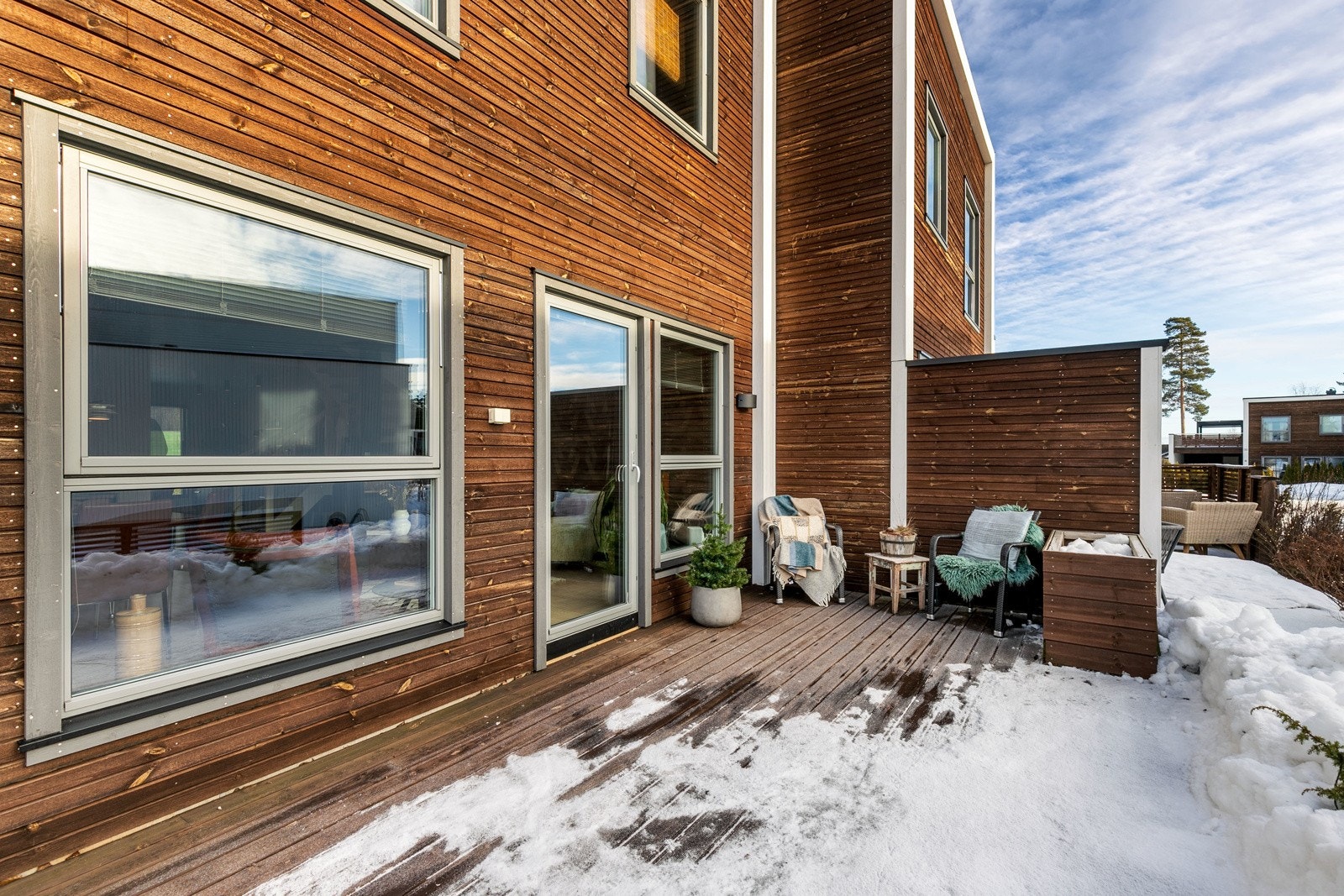 Fra stuen er det utgang til en sørvendt terrasse på 17 kvm. Terrassen har utebelysning og utvendig stikkontakt. Galleribilde